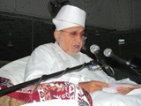 Huzoor-e-Aali Saiyedna Taiyeb Ziyauddin saheb (TUS) at Nooraani Masjid during the namaaz of Laylat ul-Qadr